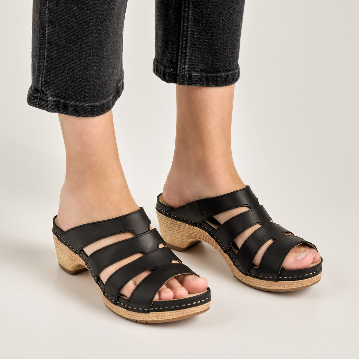 Lyndi Black Oiled Pull Up